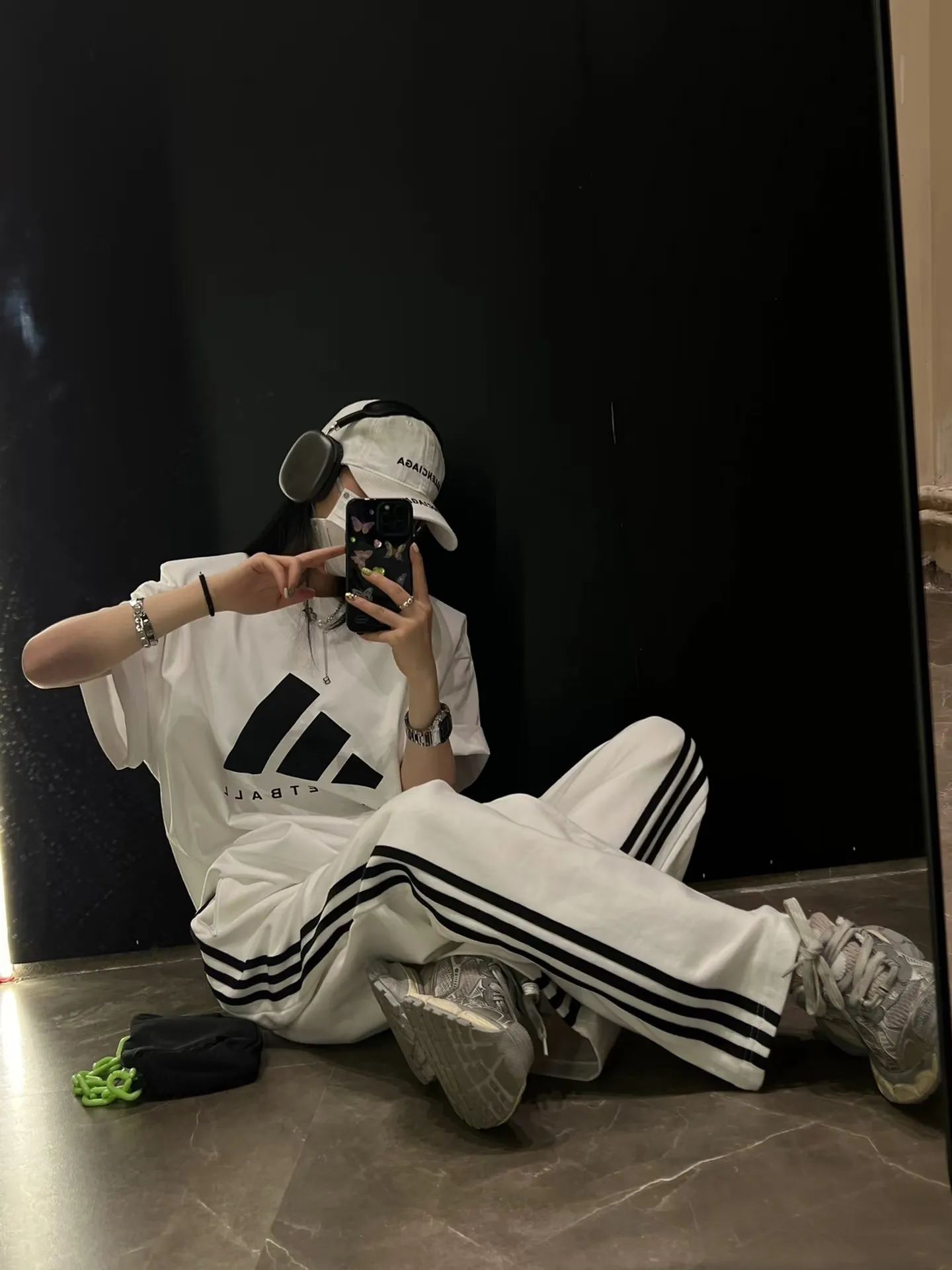 ：KK 10 Originals × T Same Style ： 1.320g ，100% ， ， ， 。 2. ， ， ， ， ！ 3. ， ， ， 。 4. ， Breathable ， Quality 。 ： ， 。 “Daily Log : Relarda” ，“goodday Hows your weather?” ， 。 ， ， 。 ：Black、White Size ：S-XL